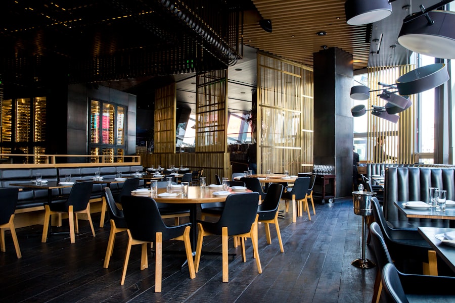 Salle de restaurant chaleureuse, tables dressées